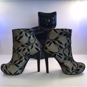 Stunning‎ black lace boots zipper back size 7